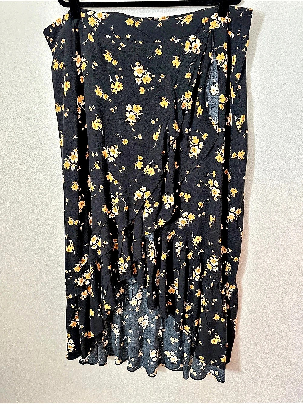 Torrid Floral Ruffle Midi Hi Low Skirt in Black Size 3 Like New